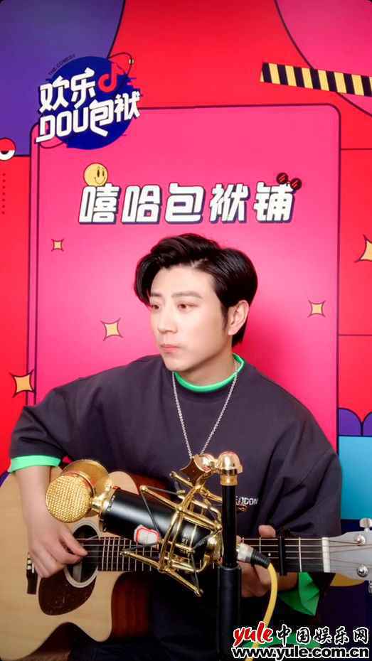 高晓攀挑战热门梗 “梗王”高晓攀直播秀快板 颜炸小先生展传统文艺新玩法