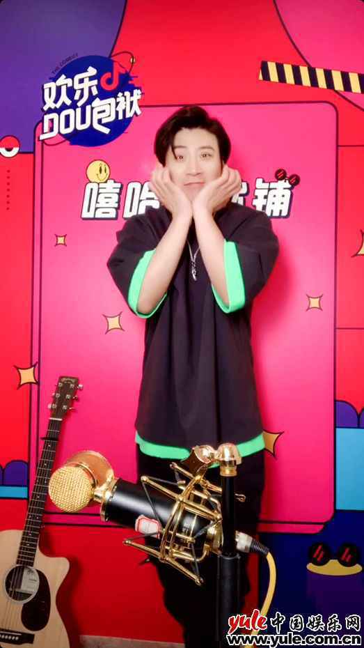 “梗王”高晓攀上线 “梗王”高晓攀直播秀快板 颜炸小先生展传统文艺新玩法