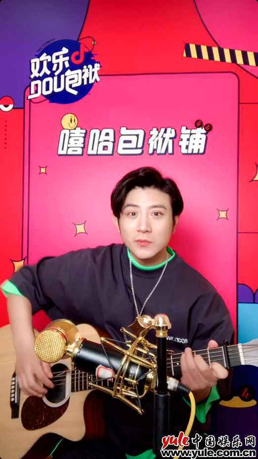 高晓攀传承传统文化 “梗王”高晓攀直播秀快板 颜炸小先生展传统文艺新玩法