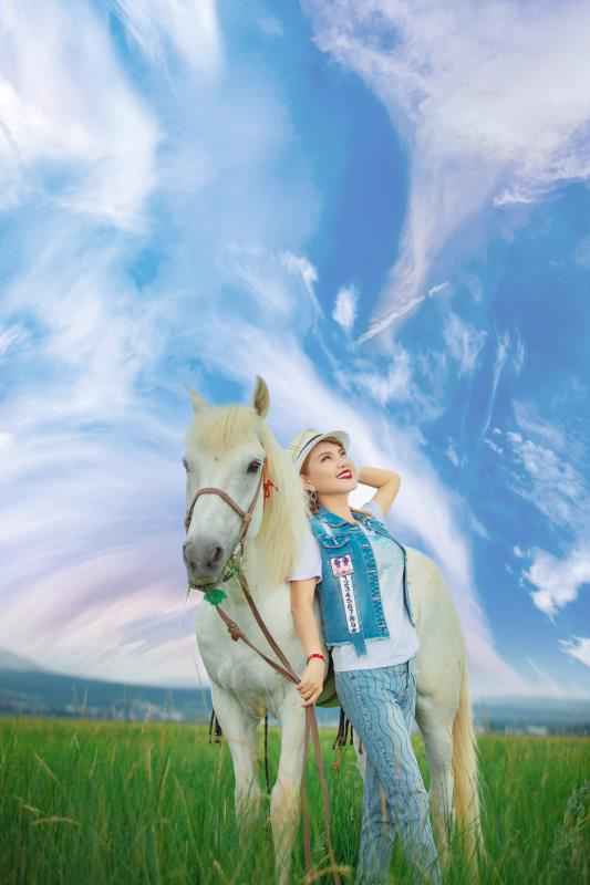 乌兰图雅最新单曲《这是我的故乡》带你一起看草原
