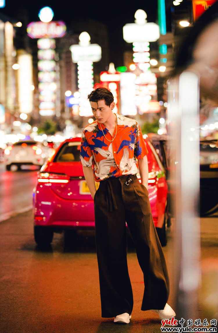 徐正溪曝规复古时尚街拍 潇洒恣意尽显帅气