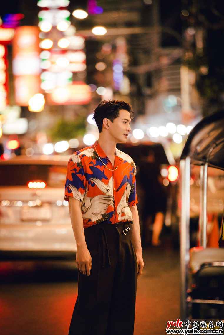 徐正溪曝规复古时尚街拍 潇洒恣意尽显帅气