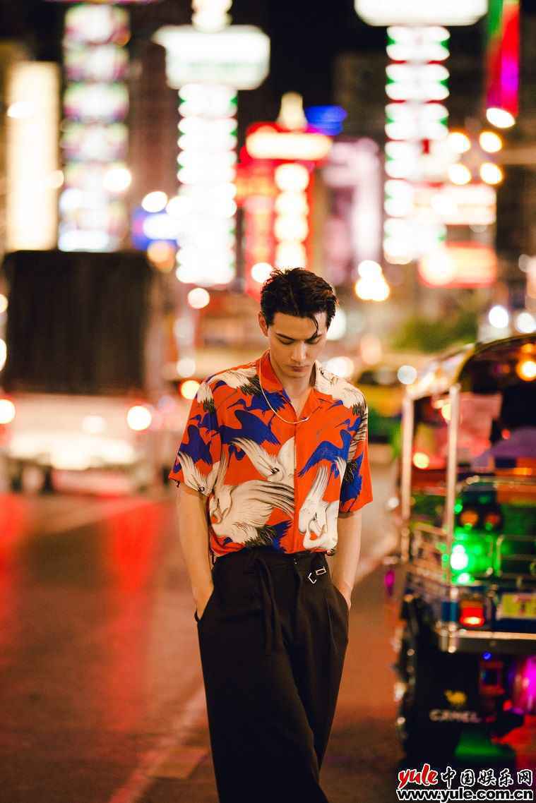 徐正溪曝规复古时尚街拍 潇洒恣意尽显帅气