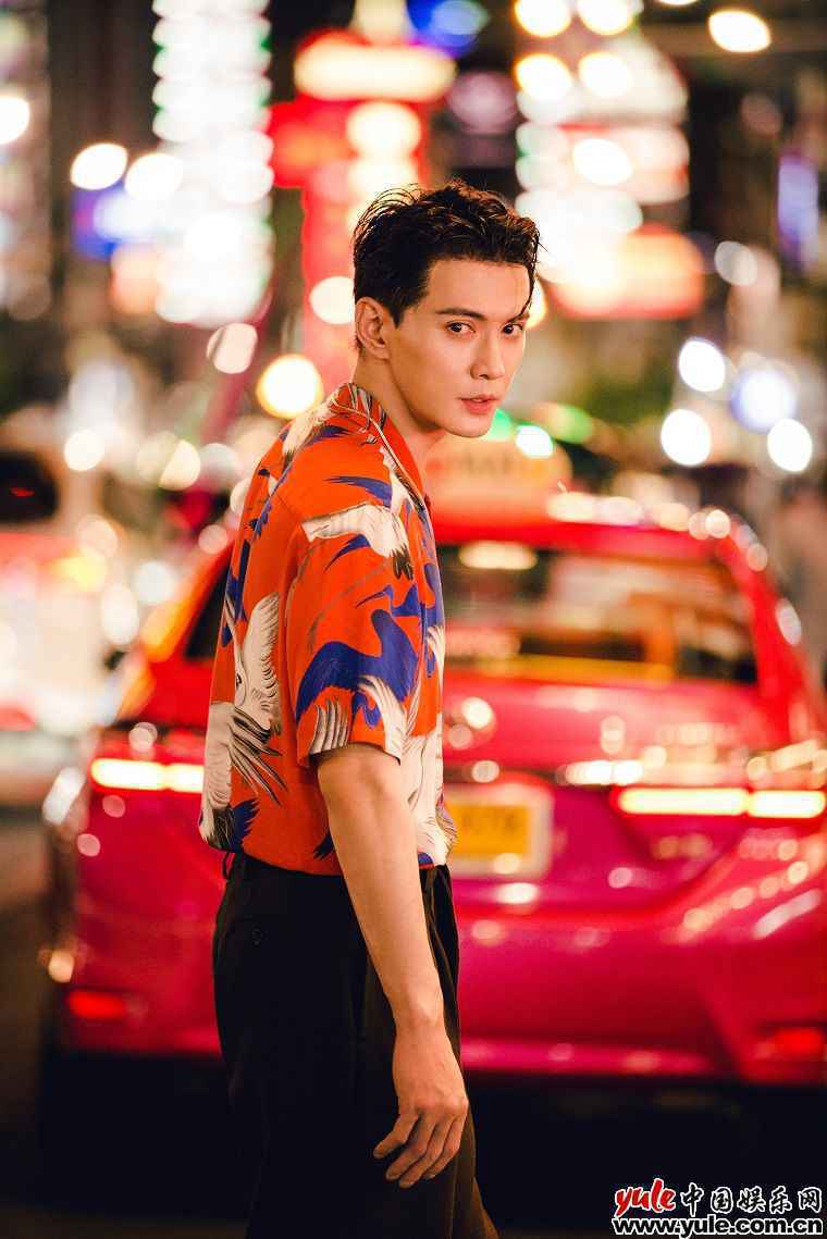 徐正溪曝规复古时尚街拍 潇洒恣意尽显帅气
