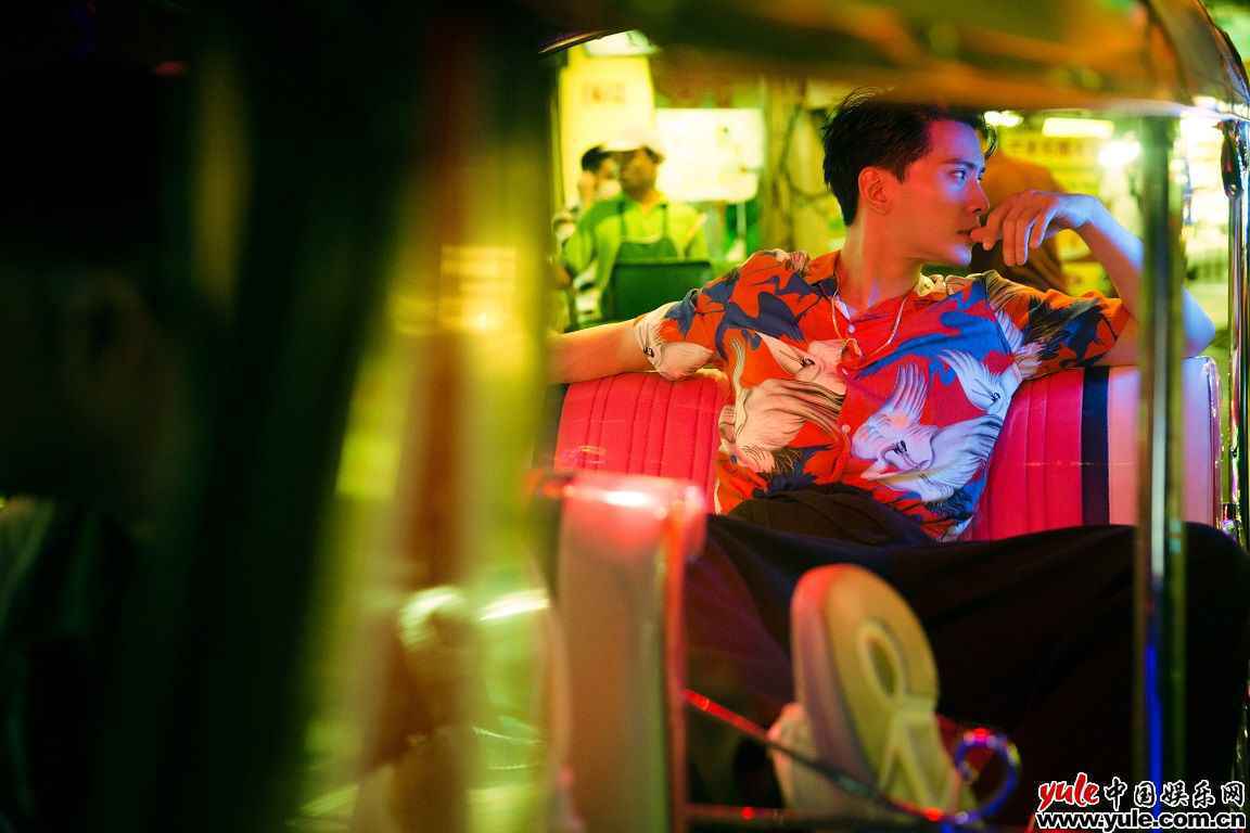徐正溪曝规复古时尚街拍 潇洒恣意尽显帅气