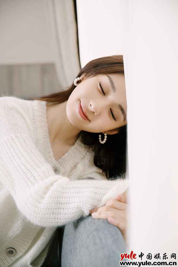 4 郑合惠子春日写真释出,眼神清澈尽显甜俏魅力