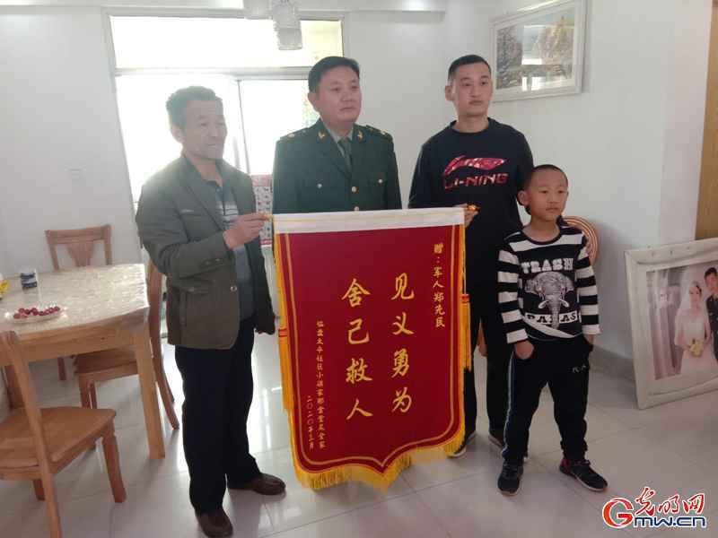 存亡一瞬，武士勇救落水儿童
