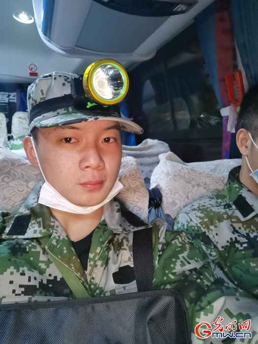西昌丛林火警扑火队员中有位大功连传人