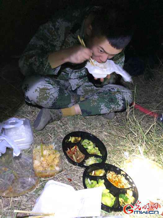 西昌丛林火警扑火队员中有位大功连传人