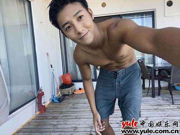 伍嘉成《让生活好看》云公布会 黑金肤色强势抢眼