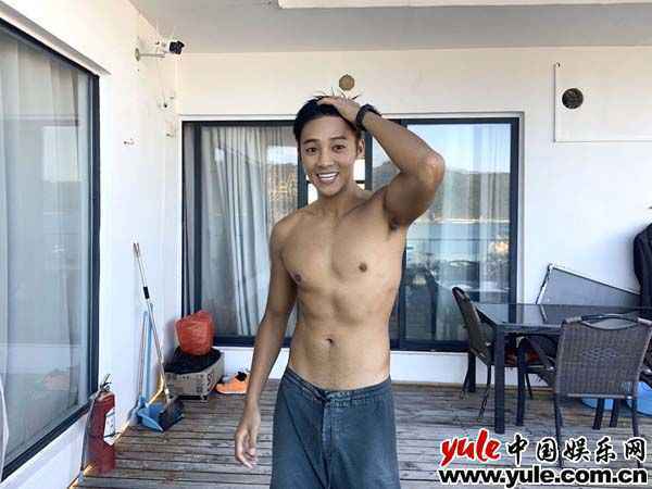 伍嘉成《让生活好看》云公布会 黑金肤色强势抢眼