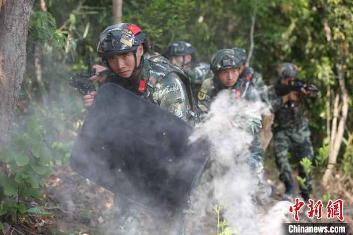 云南武警特战队员热带森林实战化练习铸造反恐尖兵