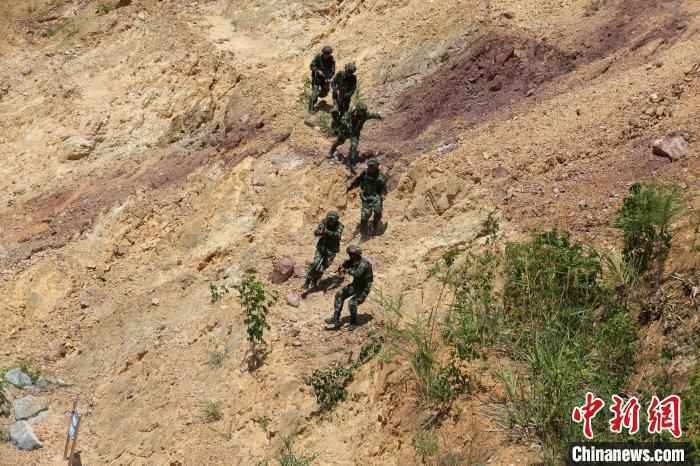 云南武警特战队员热带森林实战化练习铸造反恐尖兵
