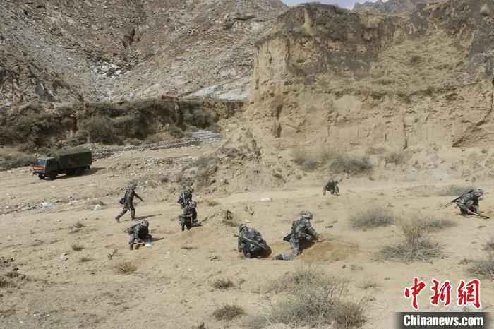 西藏军区某部官兵开展高原实战化演练