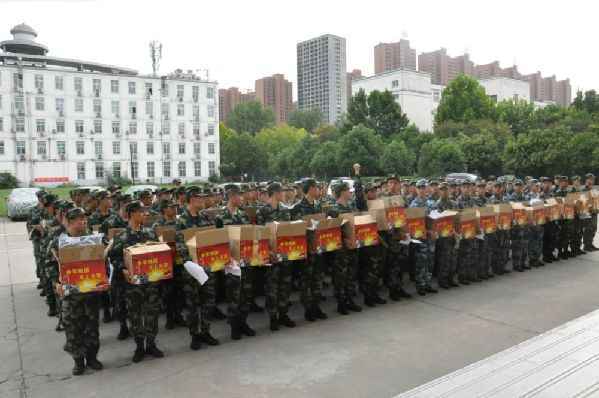 河南漯河：召陵区人武部精准保障新兵被装发放