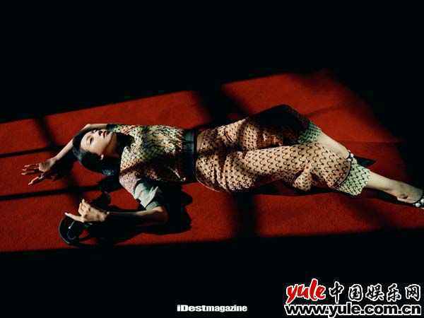 7 宋茜化身复古女郎登杂志封面,别致眼妆诠释多面摩登魅力