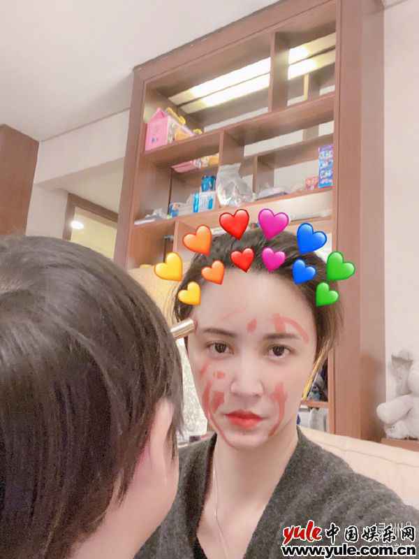 001nr8Gtgy3gmonk3937hj616o1kw1kz02 张歆艺自侃对不起将来儿媳 儿子睡前对话爆金句