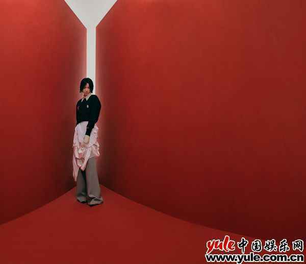2 宋茜湿短发造型登杂志封面 化身暗魅绅士现二次元既视感