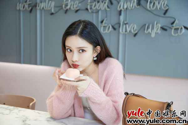 02 孟子义玩转春日格调 轻盈甜美造型诠释清新色彩