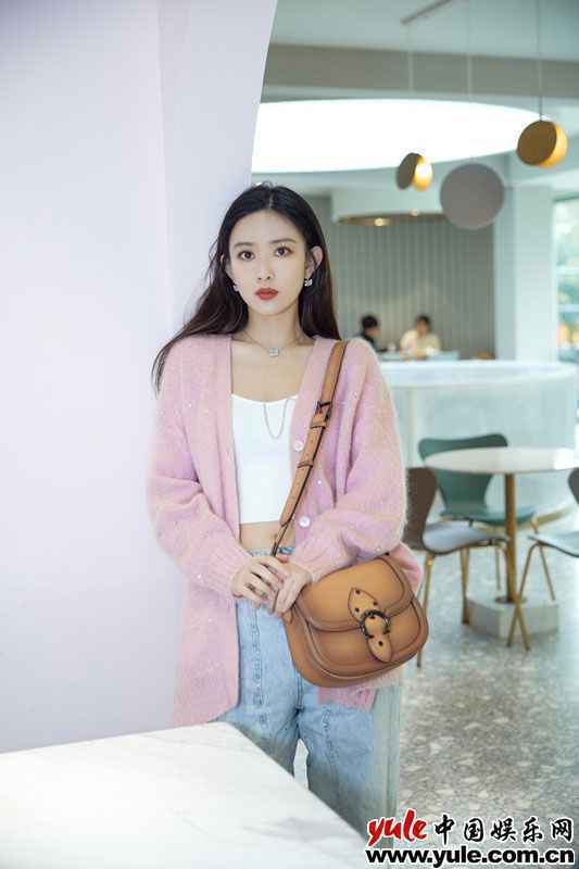 08 孟子义玩转春日格调 轻盈甜美造型诠释清新色彩