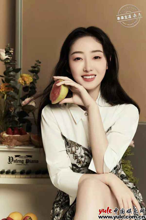 微信图片_20210311102822 蒋梦婕封面大片曝光 印花短裙揭示春日甜蜜