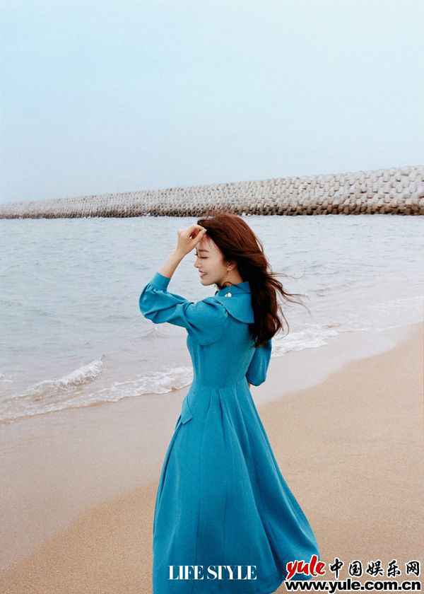 秦岚海边杂志封面释出 秦岚海边杂志封面释出 元气优雅诠释理智派大片