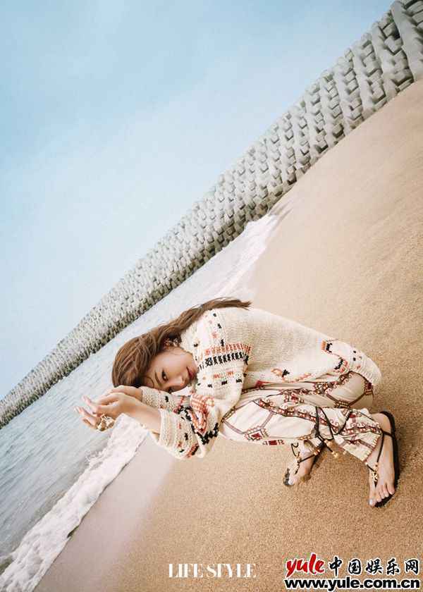 秦岚海边杂志封面释出 秦岚海边杂志封面释出 元气优雅诠释理智派大片