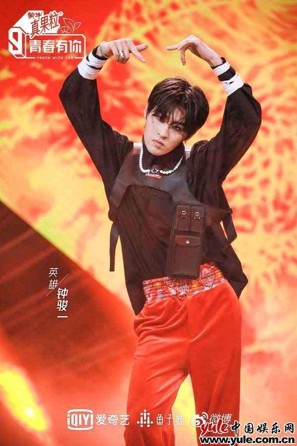 龙韬娱乐钟骏一《芳华有你3》校服舞台 清新少年音声线迷人