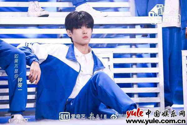龙韬娱乐钟骏一《芳华有你3》校服舞台 清新少年音声线迷人
