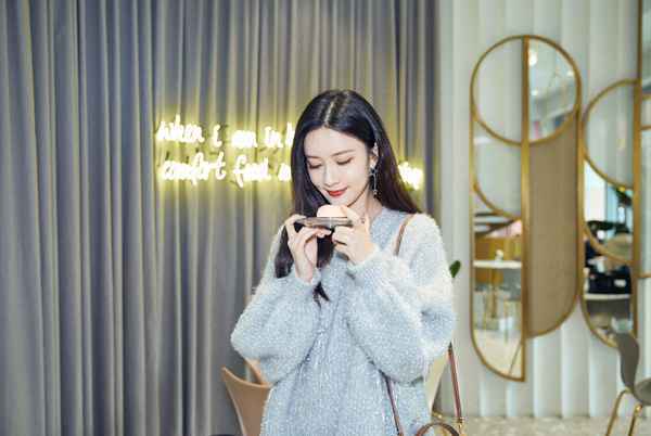 孟子义闪耀出街晒美图 造型休闲随性尽显利落气质