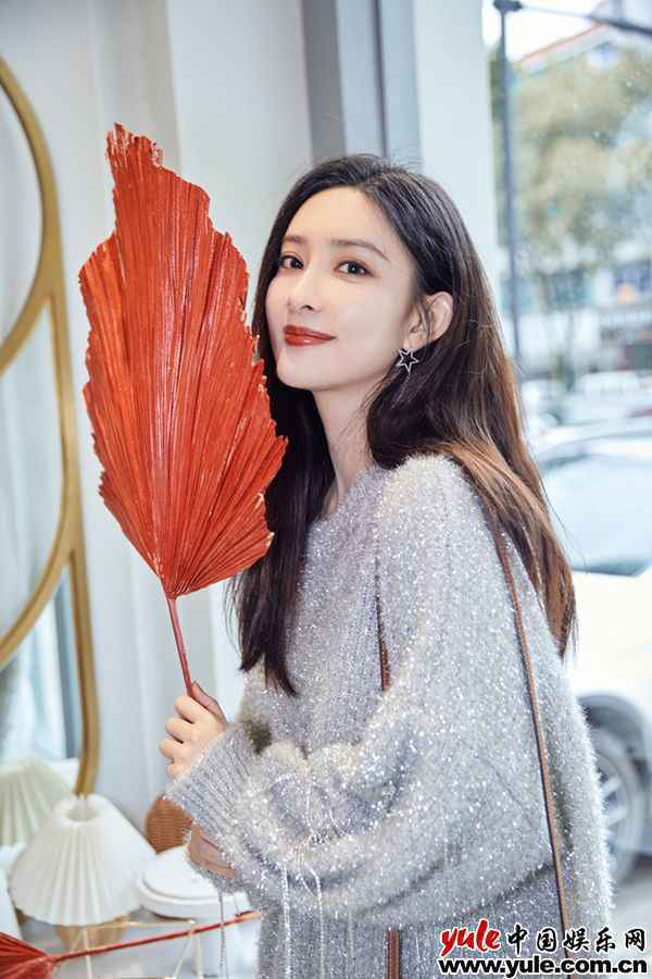 孟子义闪耀出街晒美图 造型休闲随性尽显利落气质