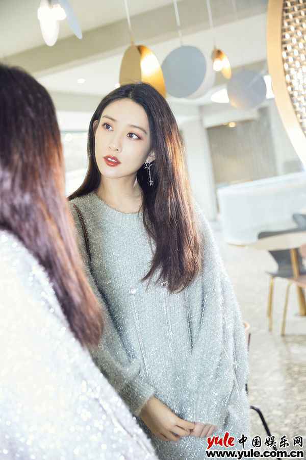 孟子义闪耀出街晒美图 造型休闲随性尽显利落气质