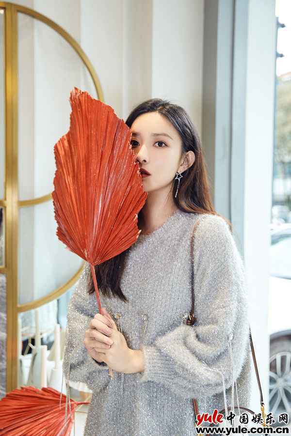 孟子义闪耀出街晒美图 造型休闲随性尽显利落气质
