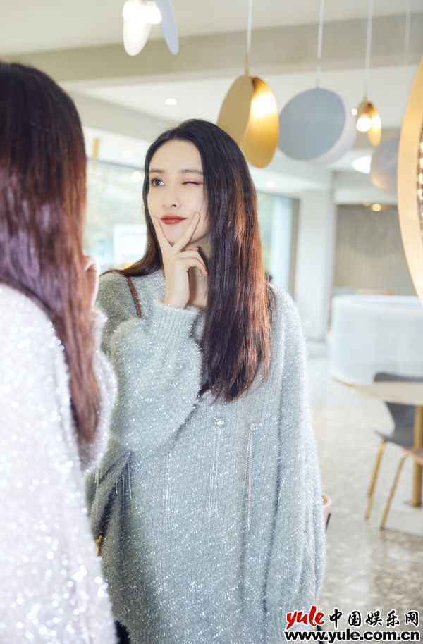孟子义闪耀出街晒美图 造型休闲随性尽显利落气质