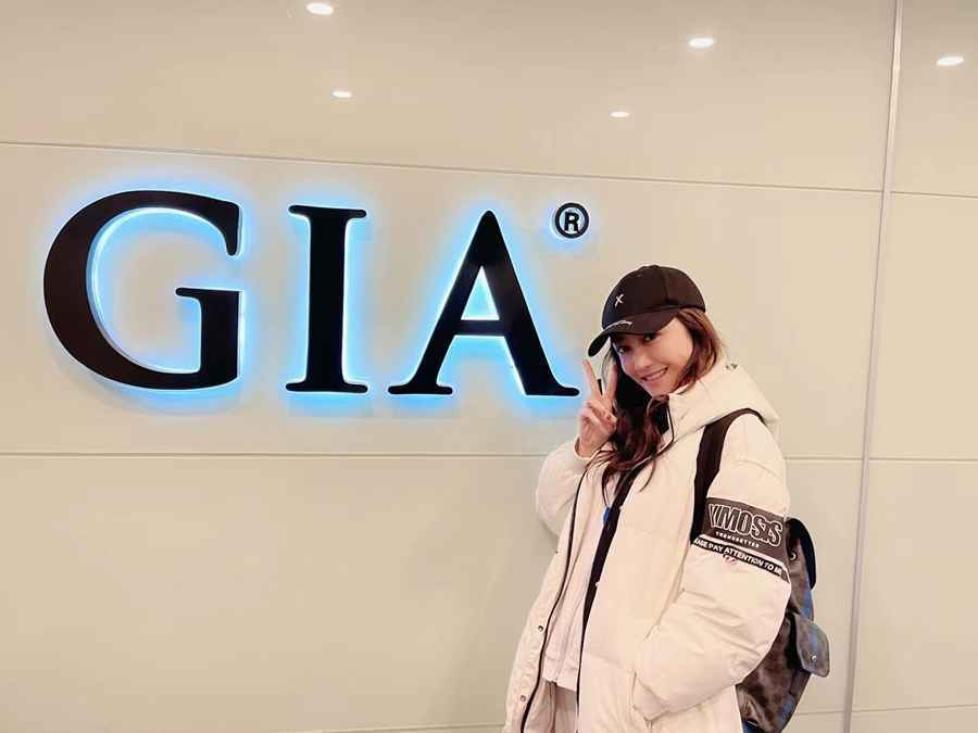 左岩为事业重返校园 谦称粉丝是珠宝女王
