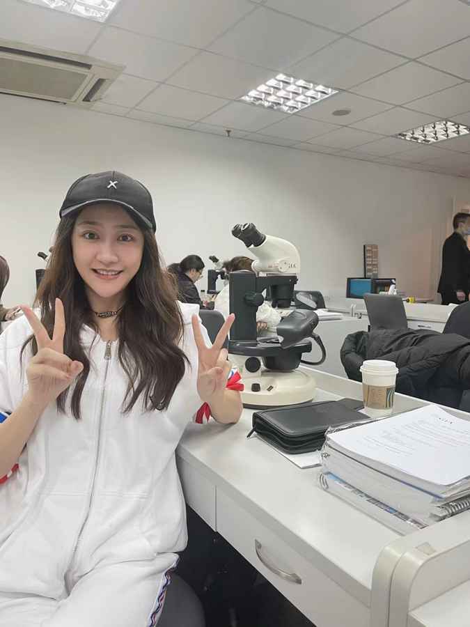 左岩为事业重返校园 谦称粉丝是珠宝女王