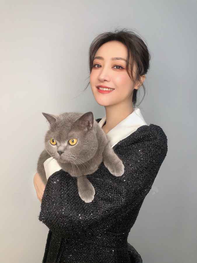 左岩为事业重返校园 谦称粉丝是珠宝女王