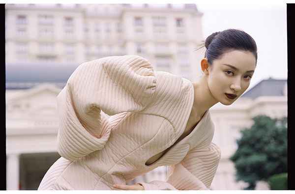 孙佳雨气氛感胶片大片 孙佳雨气氛感胶片大片 复古妆容尽显浪漫灵动姿态