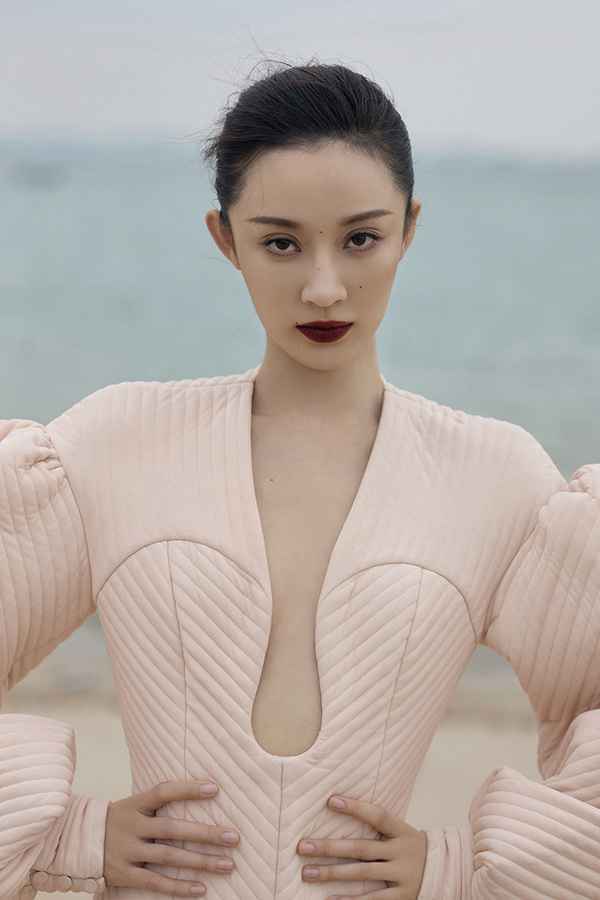 孙佳雨气氛感胶片大片 孙佳雨气氛感胶片大片 复古妆容尽显浪漫灵动姿态