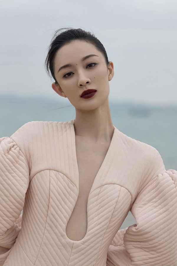孙佳雨气氛感胶片大片 孙佳雨气氛感胶片大片 复古妆容尽显浪漫灵动姿态