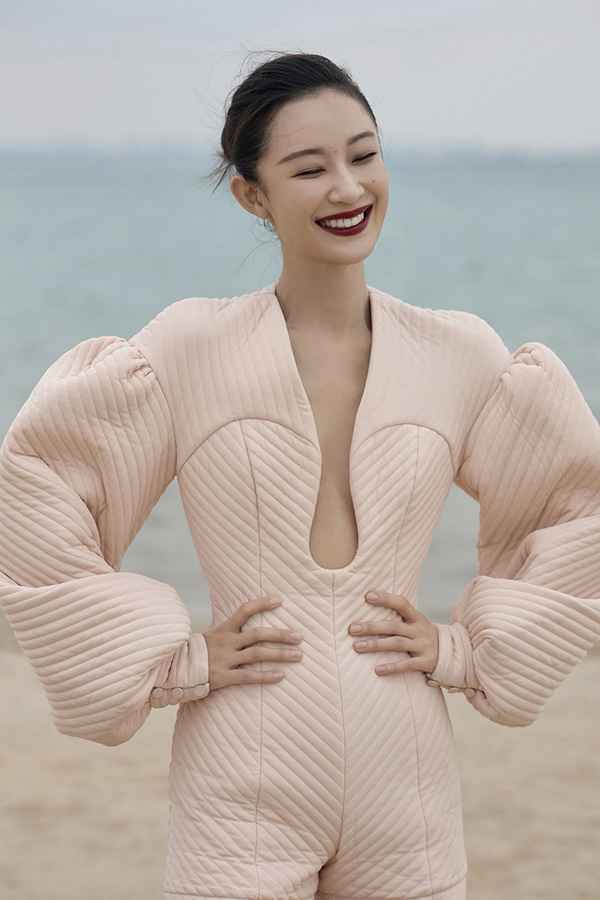 孙佳雨气氛感胶片大片 孙佳雨气氛感胶片大片 复古妆容尽显浪漫灵动姿态