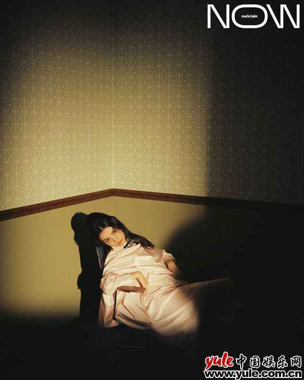 春夏登《嘉人NOW》封面驾驭开衩高腰黑裙展现优越表现力