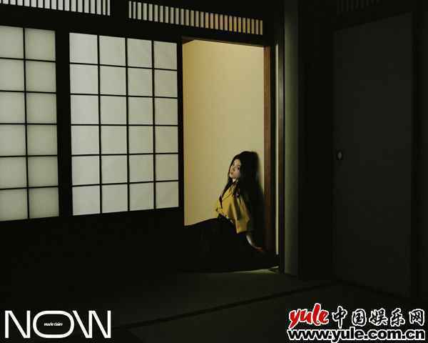 春夏登《嘉人NOW》封面驾驭开衩高腰黑裙展现优越表现力