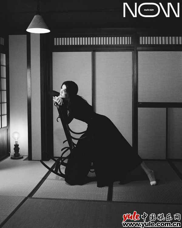 春夏登《嘉人NOW》封面驾驭开衩高腰黑裙展现优越表现力