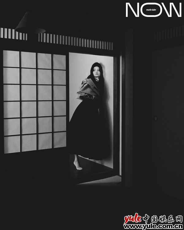 春夏登《嘉人NOW》封面驾驭开衩高腰黑裙展现优越表现力