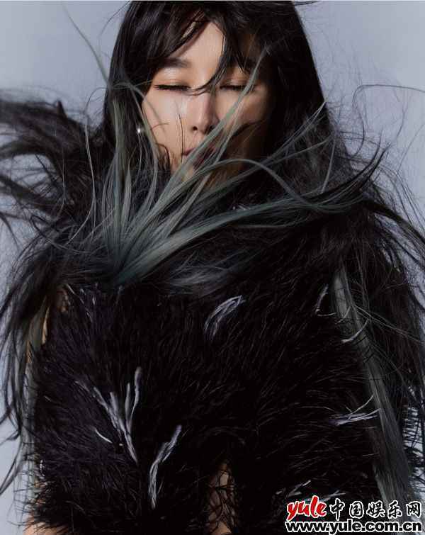 胡静4 胡静暗黑大片登纽约时代广场 妆容斗胆惊艳众人