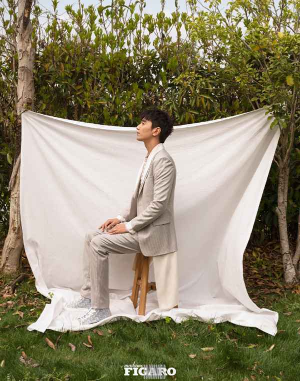 8 赵又廷登《费加罗男士》开春封面 与白鹅同框洗浴阳光