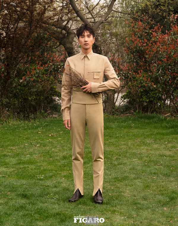 9 赵又廷登《费加罗男士》开春封面 与白鹅同框洗浴阳光