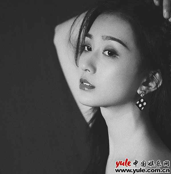 01 演员嘉泽气氛感写真释出 复古碎花套装颇有港风姿味