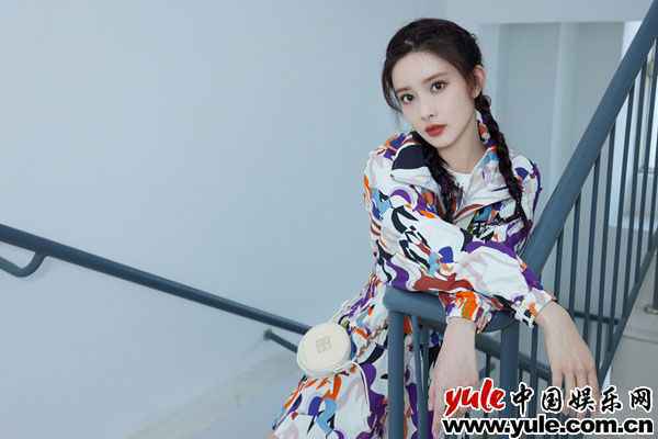 09 孟子义受邀中国李宁21秋冬潮水宣布会色彩元素打造举动元气造型